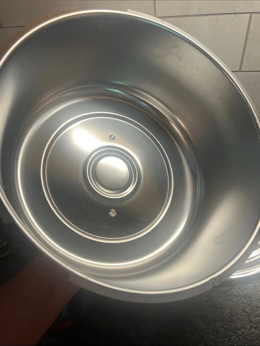 THE EVERYDAY CO cake/pastry/bagel keeper. Locks. Chrome. 10.5” area for cakes